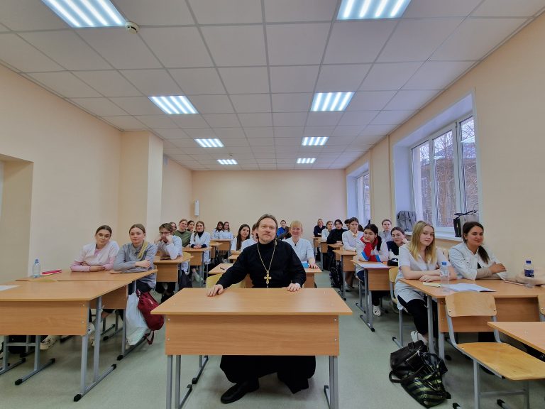 Священник побеседовал со студентами Вологодского медицинского колледжа о роли религии в жизни современного человека