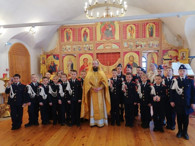Кадеты средней школы №2 города Великого Устюга приняли участие в Божественной литургии