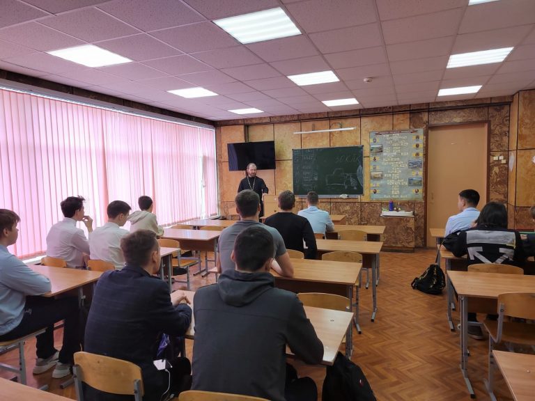 В Вологодском индустриально-транспортном техникуме обсудили деятельность сект в Вологодской области