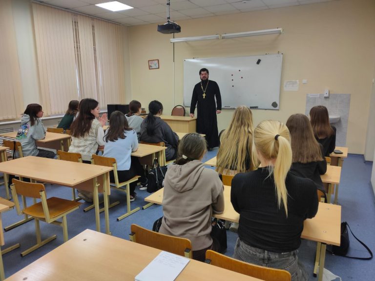 Священник провел беседу антисектантской направленности для студентов Вологодского педагогического колледжа