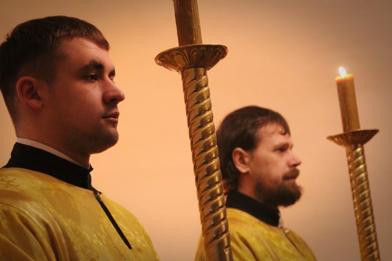 Студенты духовной школы молились за воскресным богослужением в Спасо-Прилуцкой обители