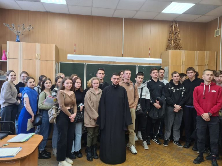 Священнослужитель побеседовал со студентами Вологодского строительного колледжа о духовно-нравственных ценностях христианства