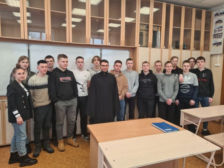 В День православной молодежи прошла встреча священнослужителя со студентами Вологодского строительного колледжа