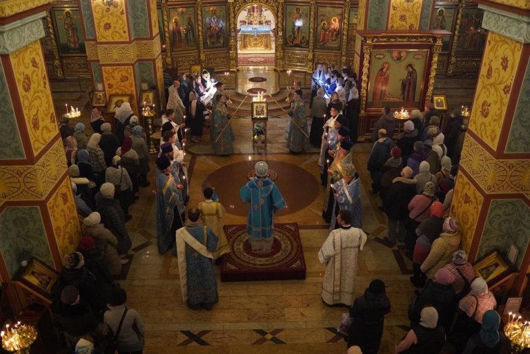 В канун праздника Сретения Господня в кафедральном соборе города Череповца состоялось архиерейское богослужение