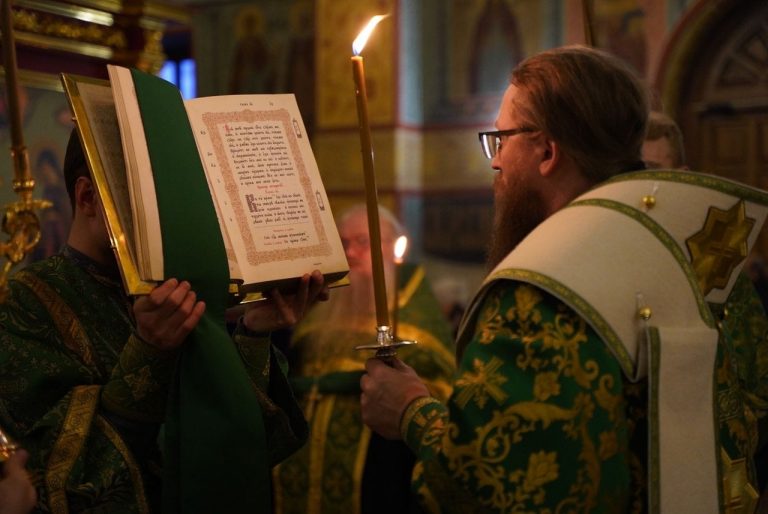 Епископ Игнатий совершил вечернее богослужение в кафедральном соборе города Череповца