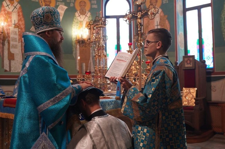 В праздник Сретения Господня епископ Игнатий возглавил Божественную литургию в кафедральном соборе города Череповца