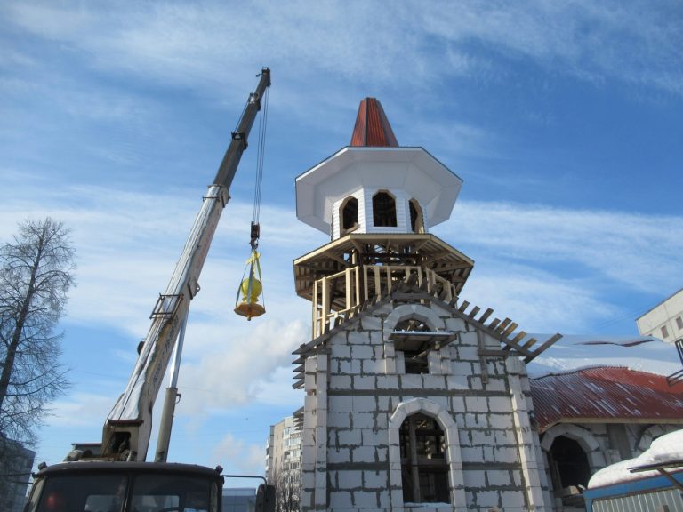 В отдание праздника Сретения Господня завершилась установка колокольни строящегося в городе Череповце храма апостола Иоанна Богослова