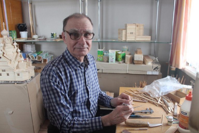 Череповецкий мастер создает макеты шедевров деревянного зодчества России
