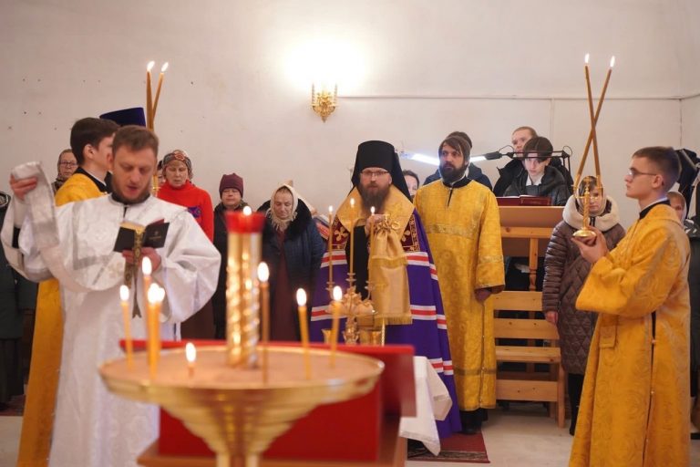 Епископ Игнатий совершил всенощное бдение в храме Спаса Всемилостивого города Белозерска