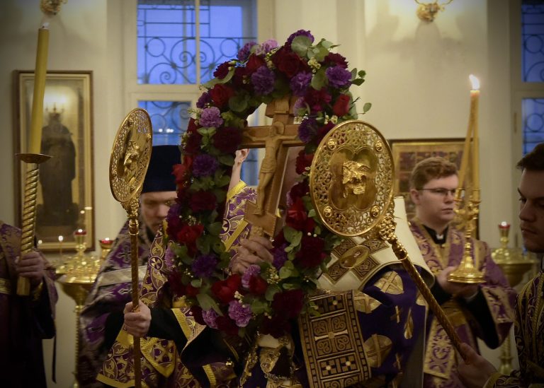 В канун Недели Крестопоклонной митрополит Савва совершил всенощное бдение в Воскресенском кафедральном соборе Вологды