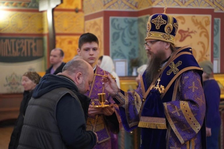 В канун дня памяти священномученика Павла Кушникова в кафедральном соборе Череповца состоялось архиерейское богослужение