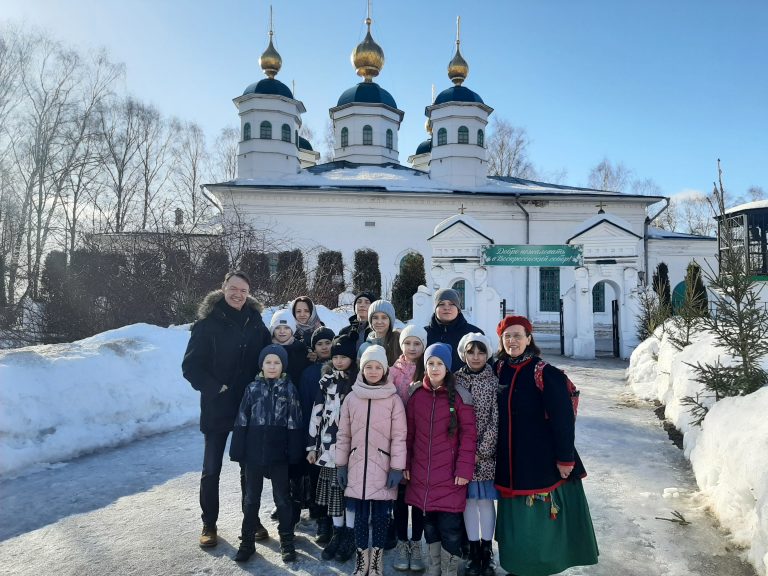 Юные москвичи посетили православные святыни Череповца