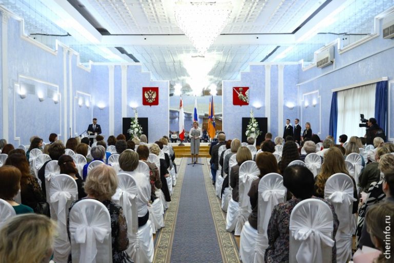 Директор воскресной школы кафедрального собора города Череповца награждена благодарственным письмом мэра города