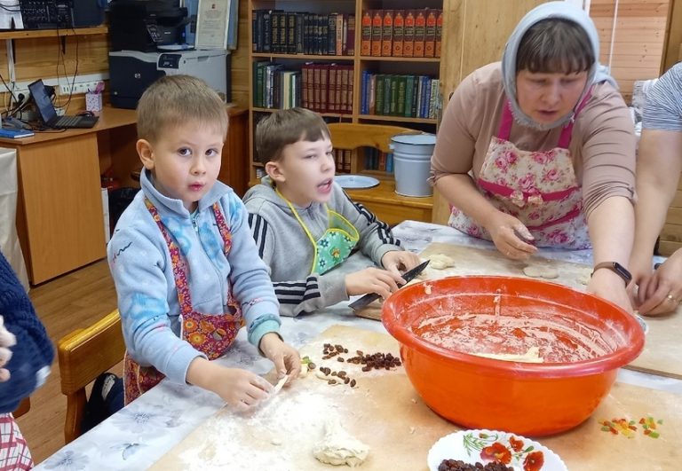 Дети из воскресной школы храма села имени Бабушкина научились печь великопостное печенье