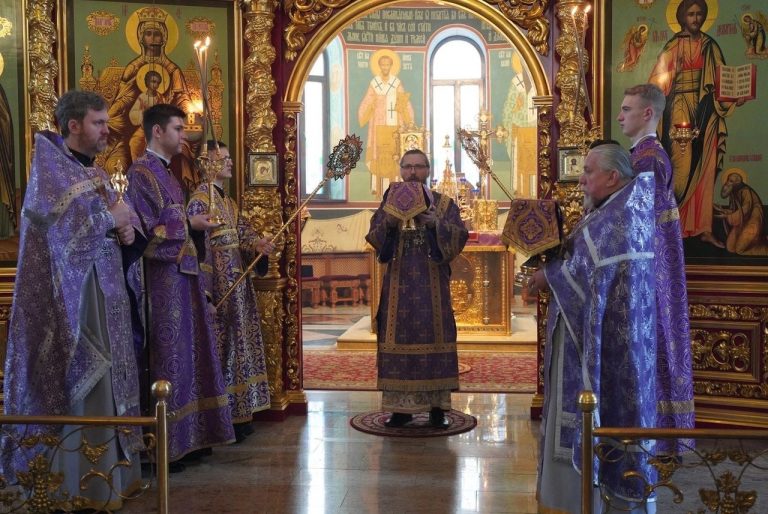В Неделю Торжества Православия в кафедральном соборе города Череповца состоялось архиерейское богослужение