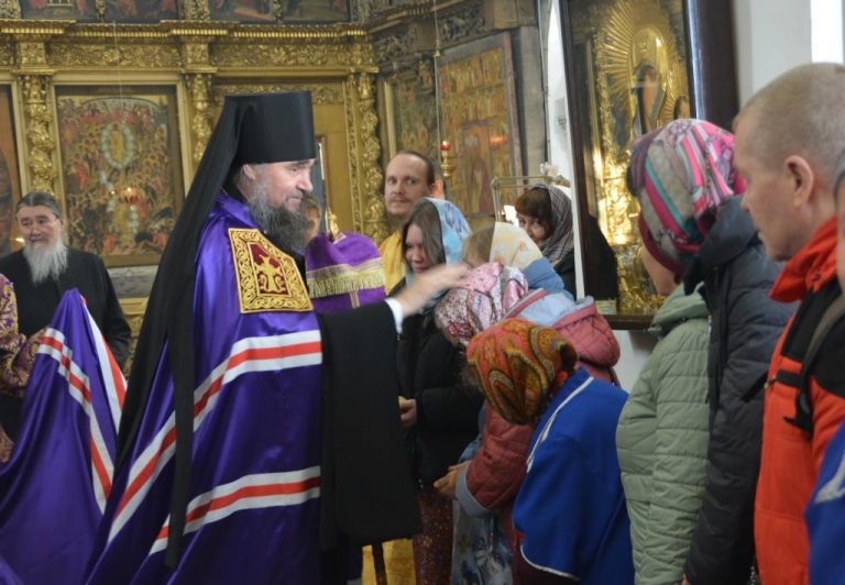 В день памяти преподобного Иоанна Лествичника епископ Фотий возглавил Литургию в кафедральном соборе Великого Устюга