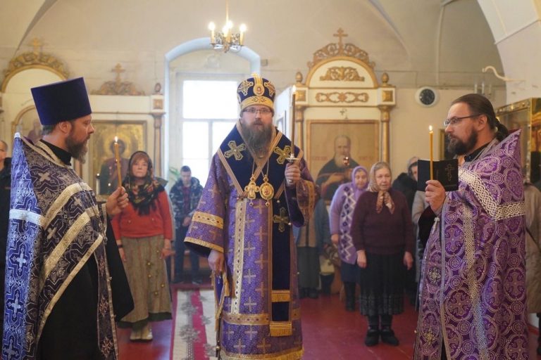 Епископ Игнатий совершил всенощное бдение в старинном храме города Устюжны