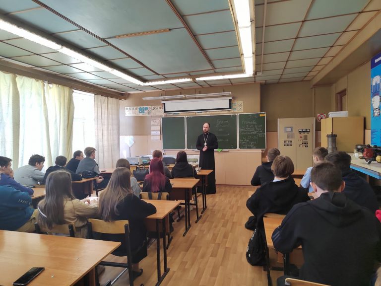 В Вологодском индустриально-транспортном техникуме состоялась беседа со студентами о православной семье в современном мире