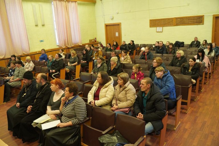 Сотрудники Отдела религиозного образования Череповецкой епархии встретились с родительской общественностью города Белозерска