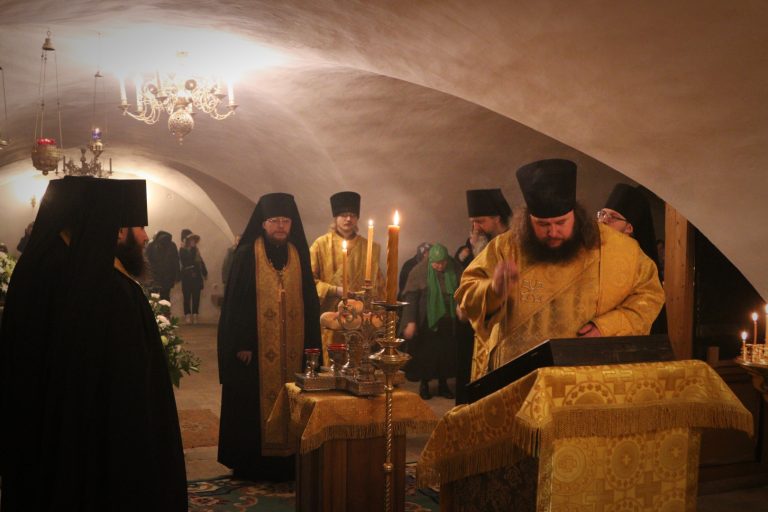 Неделю сыропустную студенты семинарии встретили за богослужением в Спасо-Прилуцком монастыре
