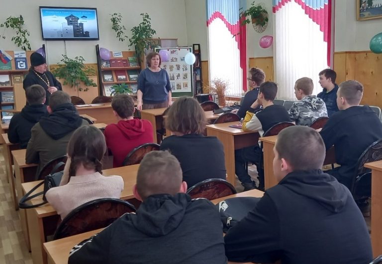 Настоятель Спасской Леденгской церкви села имени Бабушкина провел встречу со студентами политехнического колледжа Тотьмы