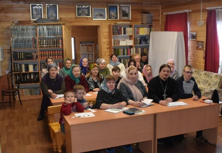 В Спасской Леденгской церкви села имени Бабушкина открылась православная библиотека