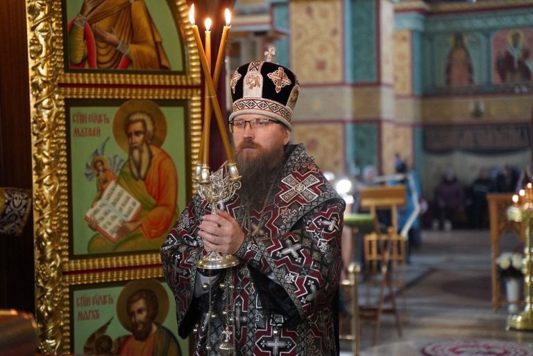 Епископ Игнатий совершил Литургию Преждеосвященных Даров в кафедральном соборе города Череповца
