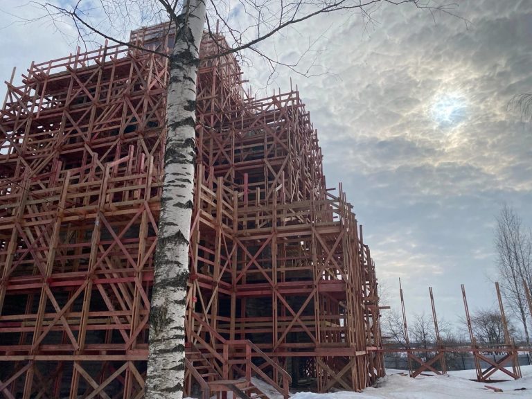 На деревянном храме Успения Богородицы в селе Нелазском продолжаются реставрационные работы