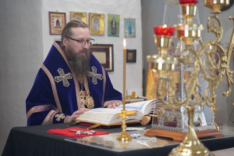 Епископ Игнатий совершил Литургию в Свято-Троицком храме села Липин Бор
