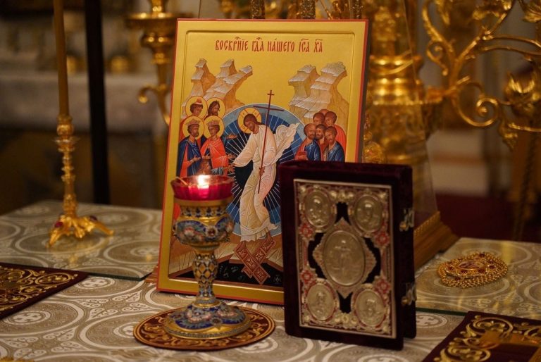 Епископ Игнатий возглавил пасхальные торжества в Воскресенском соборе города Череповца