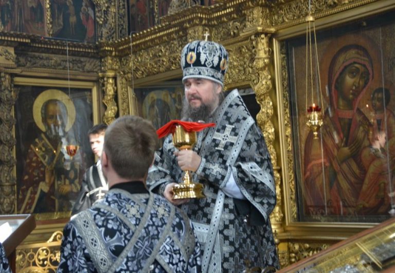 Епископ Фотий совершил Литургию Преждеосвященных Даров в кафедральном соборе Великого Устюга
