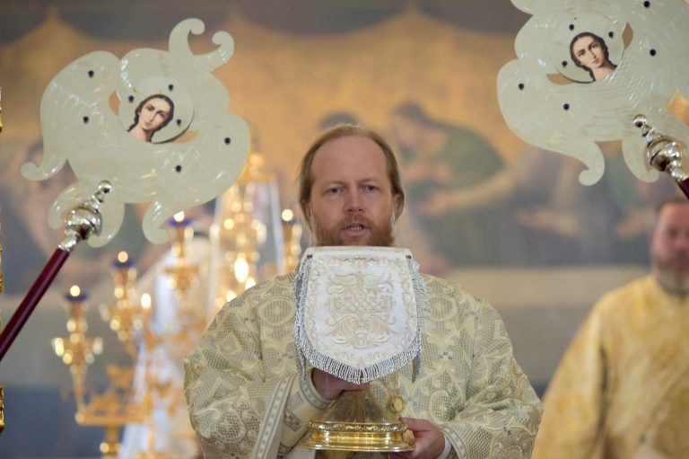 В Великую Субботу митрополит Савва совершил Литургию в Воскресенском кафедральном соборе