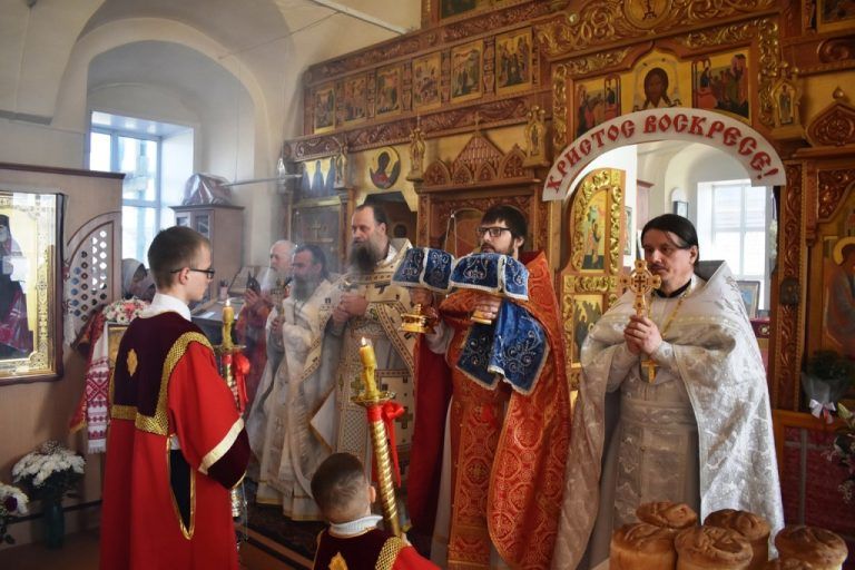 В храмах Тотемского благочиния прошли праздничные соборные богослужения духовенства