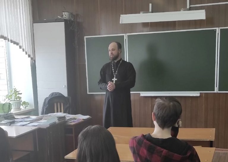Священник обсудил со студентами Вологодского педагогического колледжа проблему алкоголизма и наркомании