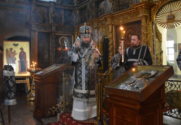 Епископ Фотий возглавил чин пассии в Прокопьевском соборе Великого Устюга