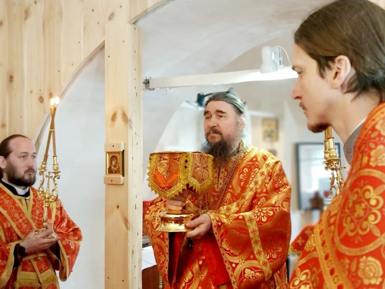 В Светлый вторник в Михайло-Архангельском монастыре Великого Устюга состоялось архиерейское богослужение