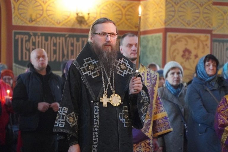 Епископ Игнатий совершил утреню Великой Субботы с чином погребения в кафедральном соборе г.Череповца
