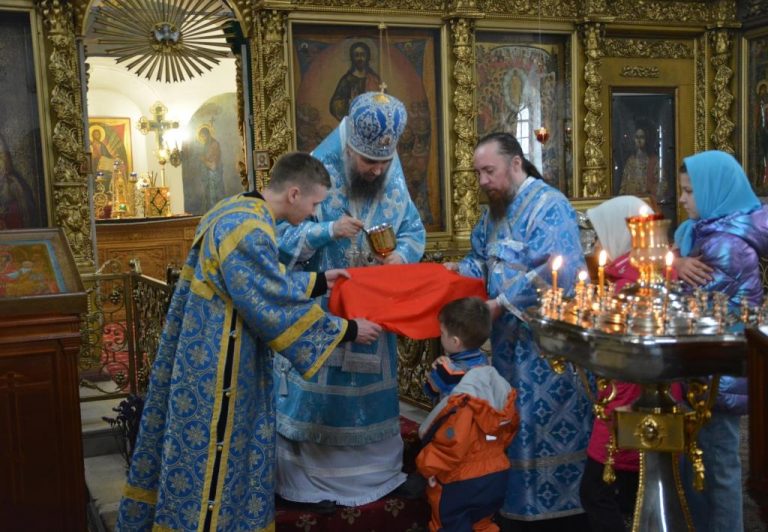 В праздник Похвалы Божией Матери епископ Фотий совершил Литургию в кафедральном соборе Великого Устюга