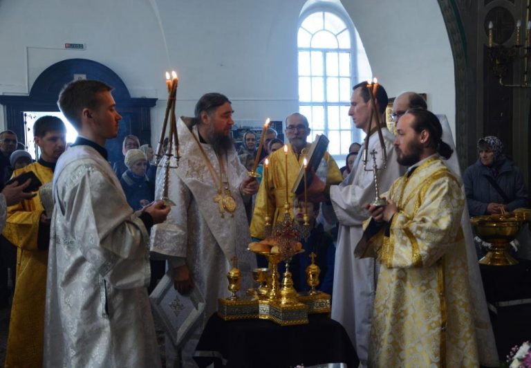 В Великую Субботу епископ Фотий возглавил богослужения в Прокопьевском кафедральном соборе