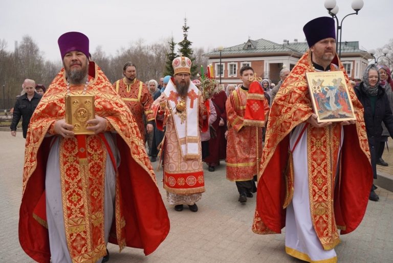 Епископ Игнатий в понедельник Светлой седмицы совершил Литургию в кафедральном соборе города Череповца