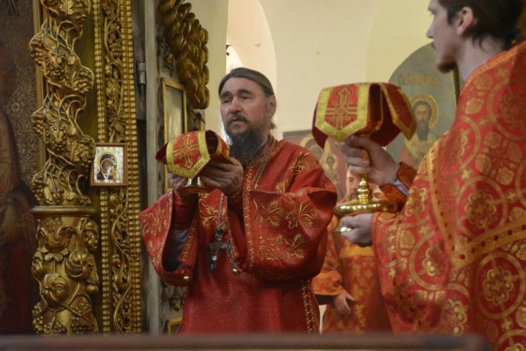 В день Радоницы епископ Фотий возглавил Литургию и  совершил пасхальное поминовение усопших в Прокопьевском кафедральном соборе Великого Устюга