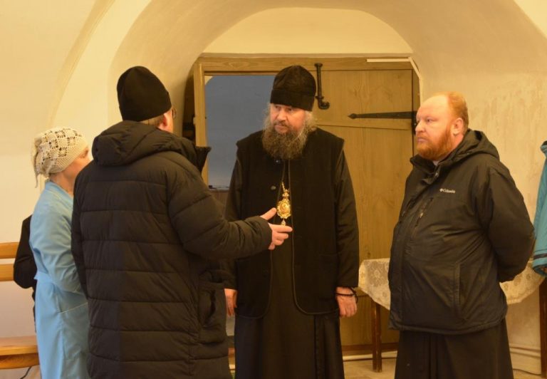 4 апреля правящий архиерей Великоустюжской епархии епископ Фотий посетил храм Сергия Радонежского в поселке Дымково