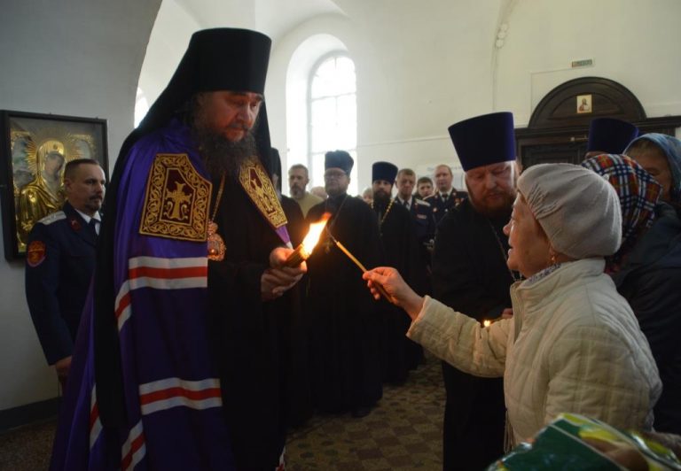 Владыка Фотий возглавил встречу благодатного огня и пасхальное соборное богослужение духовенства Великоустюжского округа
