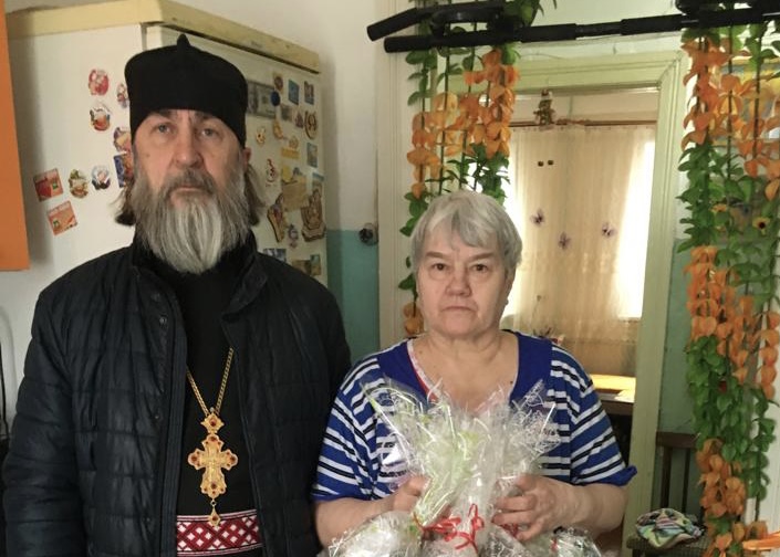 Социальный отдел Вологодской епархии начал поздравлять на дому нуждающиеся и малообеспеченные семьи с Пасхой Христовой