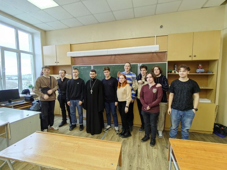 Священник побеседовал с учащимися Вологодского строительного колледжа о православном взгляде на семью