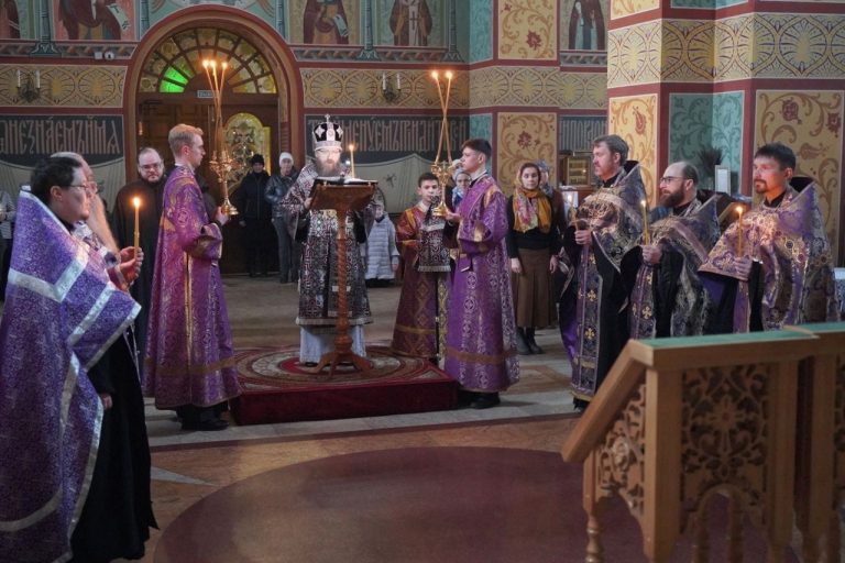 Епископ Игнатий совершил богослужение с чтением Великого покаянного канона Андрея Критского в кафедральном соборе города Череповца