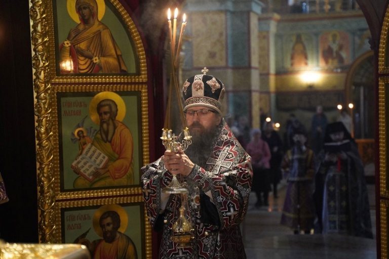 Епископ Игнатий совершил Литургию Преждеосвященных Даров в кафедральном соборе города Череповца