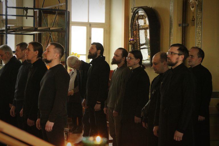 Учащиеся Вологодской духовной школы молились за Литургией Преждеосвященных Даров