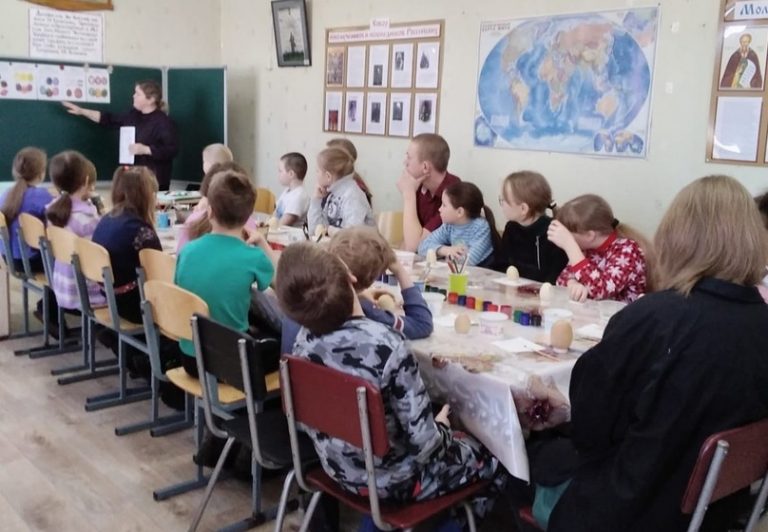 В воскресной школе Казанского храма в Никольске прошел мастер-класс по росписи пасхальных яиц