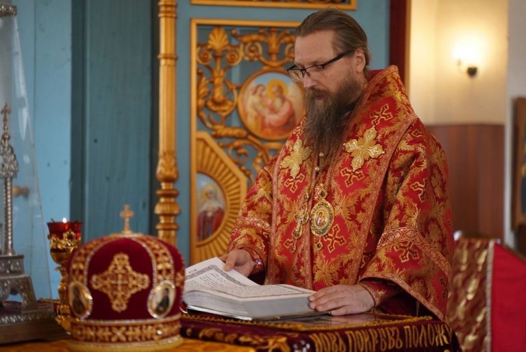 В день Радоницы епископ Игнатий совершил Литургию в Покровском храме деревни Конечное